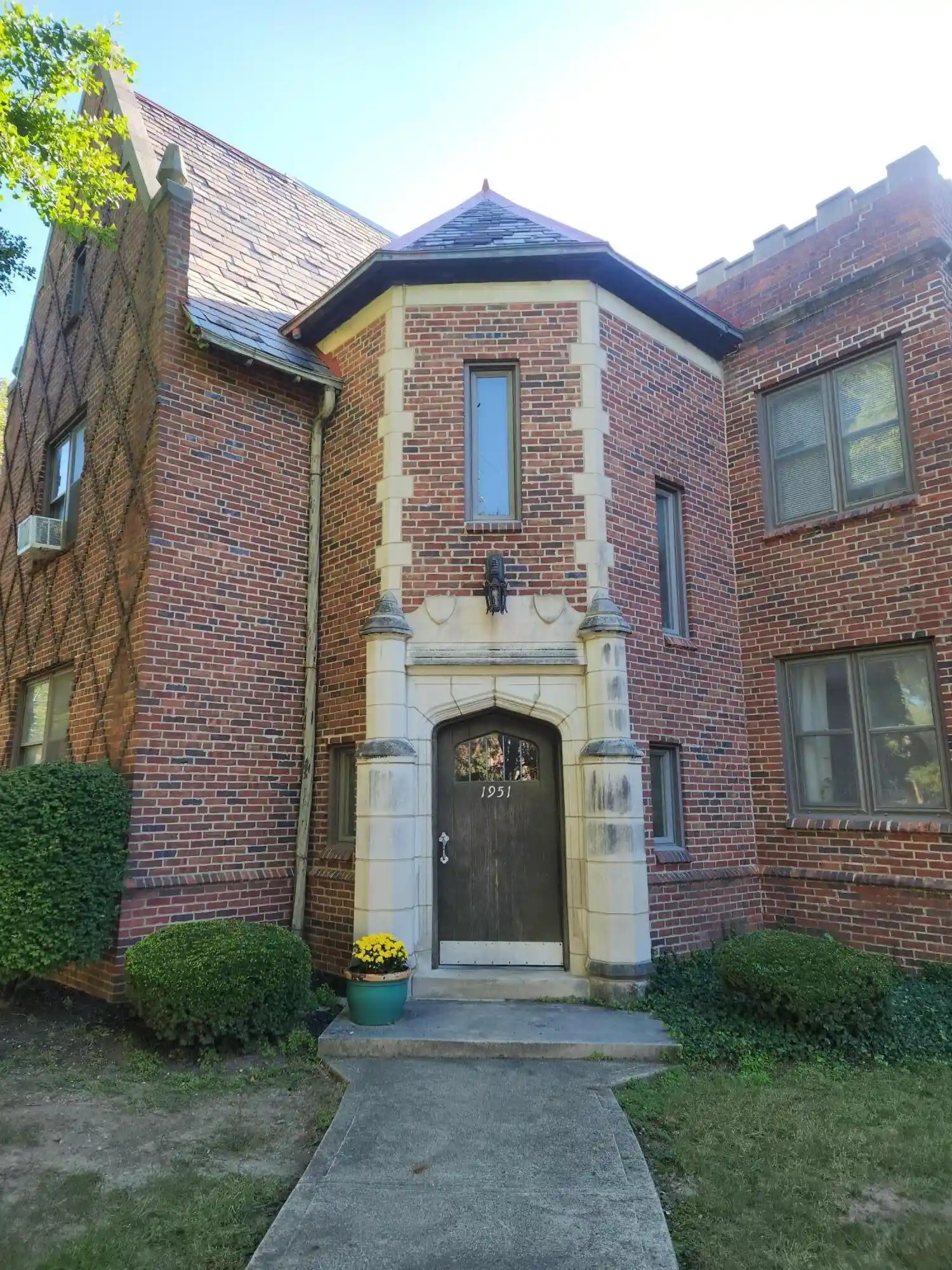 Listing Photo 2 - Condo for sale in 1955 Suffolk Rd located at 1955 Suffolk Rd, Columbus, OH 43221 - Unit #1951