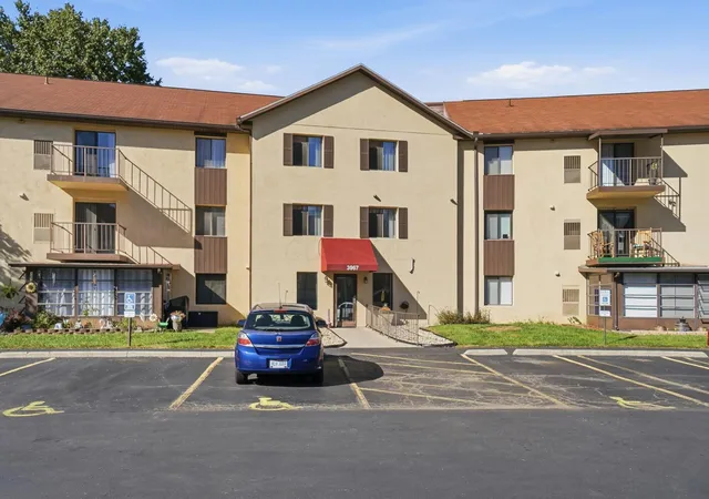 Listing Photo 2 - Condo for sale in building located at 3967 Karl Rd, Columbus, OH 43224 - Unit #321