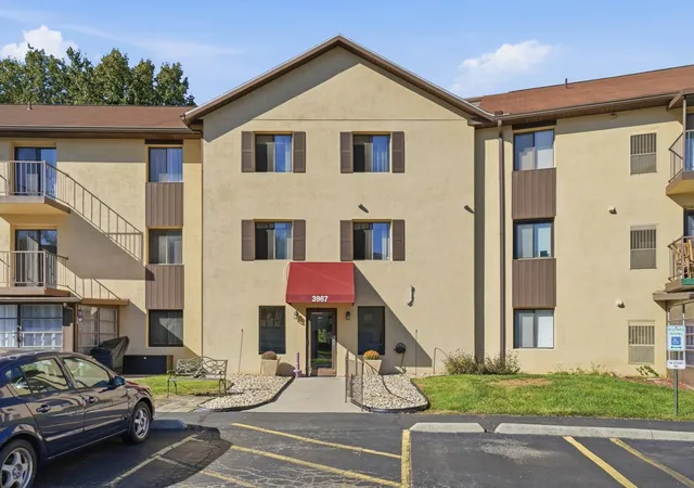 Listing Photo 3 - Condo for sale in building located at 3967 Karl Rd, Columbus, OH 43224 - Unit #321