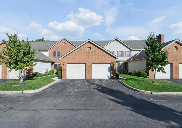 Listing Photo 2 - Condo for sale in building located at 1276 Somerset Wy, Pickerington, OH 43147