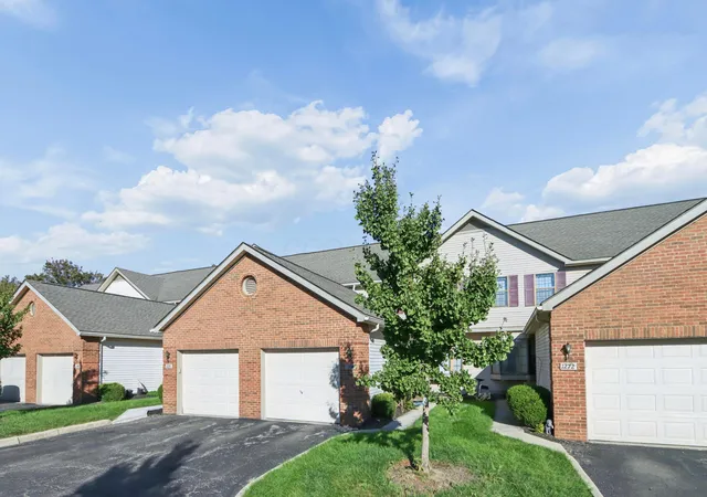 Listing Photo 3 - Condo for sale in building located at 1276 Somerset Wy, Pickerington, OH 43147