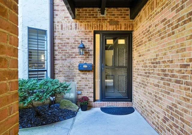 Listing Photo 1 - Condo for sale in building located at 1221 Fountaine Dr, Columbus, OH 43221