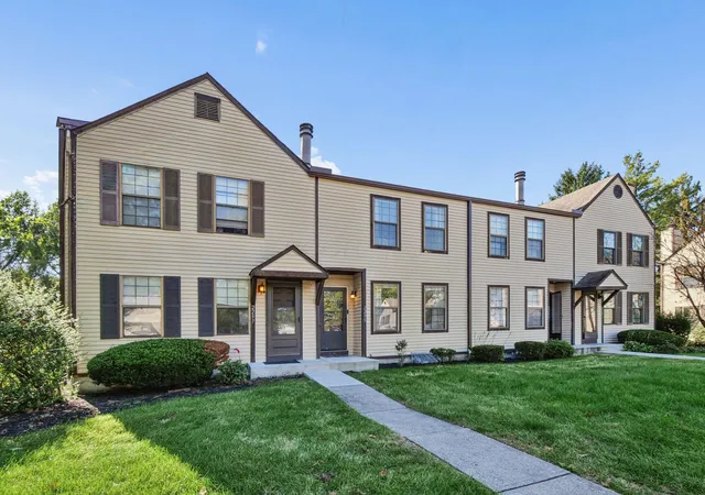 Listing Photo 2 - Condo for sale in building located at 2295 Laurelwood Dr, Columbus, OH 43229