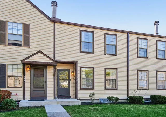 Listing Photo 3 - Condo for sale in building located at 2295 Laurelwood Dr, Columbus, OH 43229