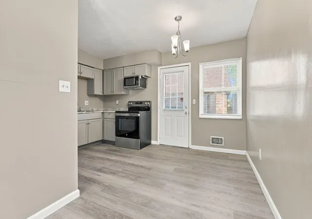 Listing Photo 5 - Condo for sale in building located at 5702 Beechcroft Rd, Columbus, OH 43229 - Unit #D