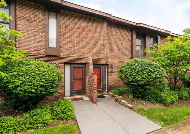 Listing Photo 1 - Condo for sale in building located at 2806 Downing Wy, Columbus, OH 43221 - Unit #37