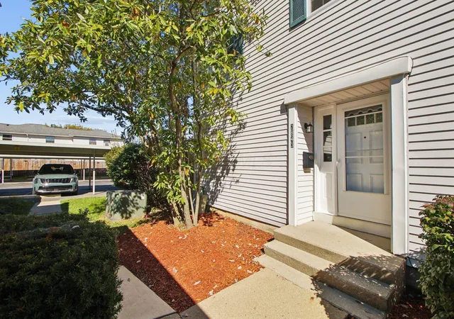 Listing Photo 1 - Condo for sale in building located at 2843 Conrad Dr, Columbus, OH 43207 - Unit #I1