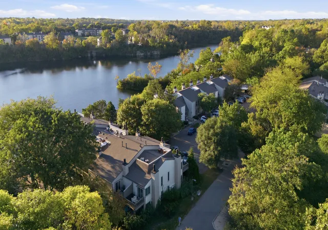 Listing Photo 2 - Condo for sale in building located at 1301 Lake Shore Dr, Columbus, OH 43204 - Unit #199