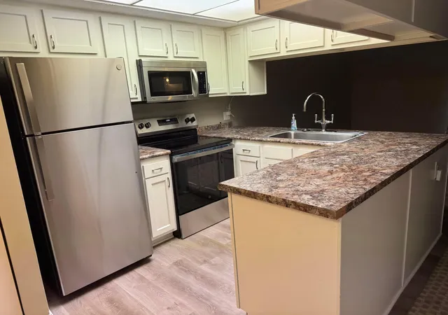 Listing Photo 1 - Condo for sale in building located at 6486 Reflections Dr, Dublin, OH 43017 - Unit #B