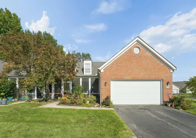 Listing Photo 2 - Condo for sale in building located at 5998 Naughten Pond Dr, Columbus, OH 43213