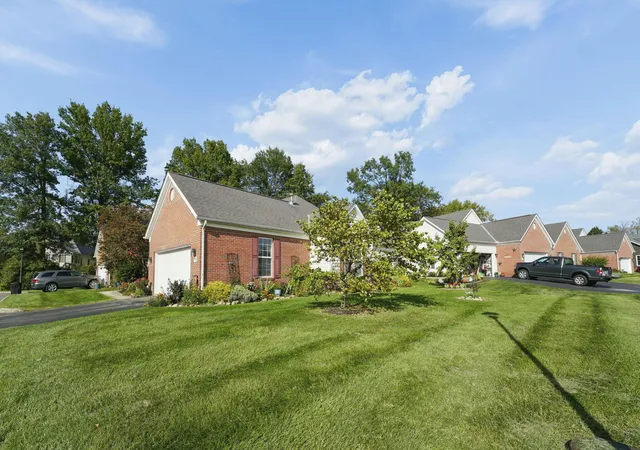 Listing Photo 3 - Condo for sale in building located at 5998 Naughten Pond Dr, Columbus, OH 43213