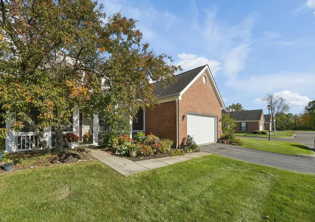 Listing Photo 4 - Condo for sale in building located at 5998 Naughten Pond Dr, Columbus, OH 43213