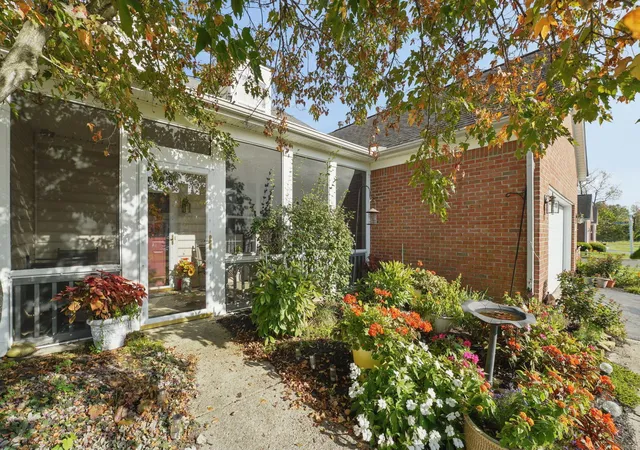 Listing Photo 5 - Condo for sale in building located at 5998 Naughten Pond Dr, Columbus, OH 43213