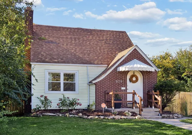 Photo 2 of Single family home for sale at 929 Bulen Ave, Columbus, OH 43206 | MLS# 226039933 | Listing updated on 2026-10-29