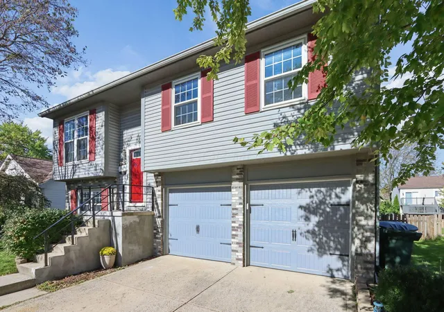 Photo 3 of Single family home for sale at 5608 Reebok Dr, Hilliard, OH 43026 | MLS# 226040284 | Listing updated on 2026-10-28