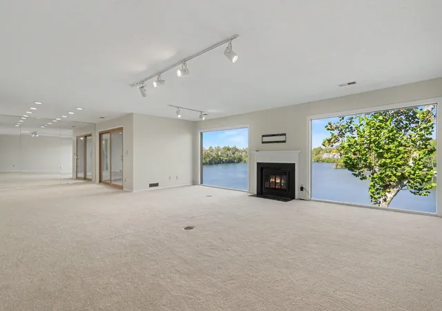 Listing Photo 2 - Condo for sale in building located at 1211 Lake Shore Dr, Columbus, OH 43204 - Unit #245