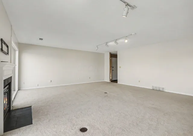 Listing Photo 4 - Condo for sale in building located at 1211 Lake Shore Dr, Columbus, OH 43204 - Unit #245