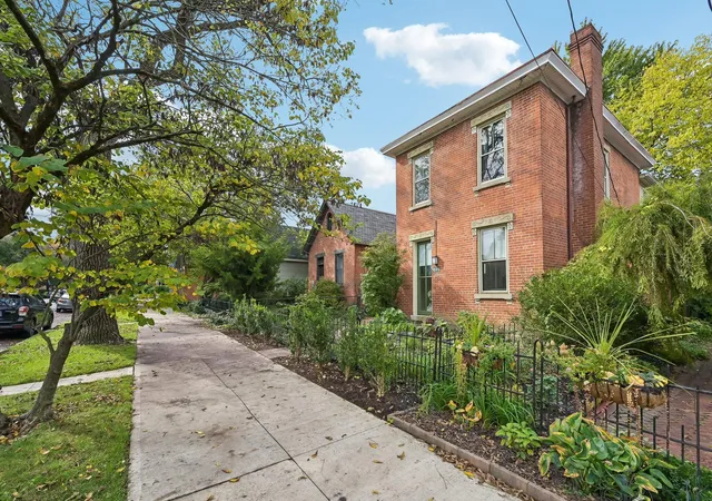 Photo 3 of Single family home for sale at 865 Mohawk St, Columbus, OH 43206 | MLS# 226038924 | Listing updated on 2026-10-26