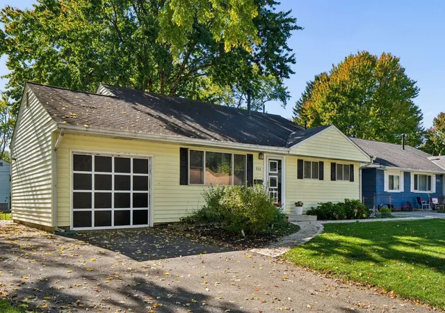 Photo 4 of Single family home for sale at 933 Bricker Blvd, Columbus, OH 43221 | MLS# 226040372 | Listing updated on 2026-10-26