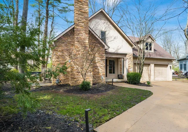 Photo 2 of Single family home for sale at 586 Pinegrove Pl, Columbus, OH 43230 | MLS# 226038971 | Listing updated on 2026-10-26