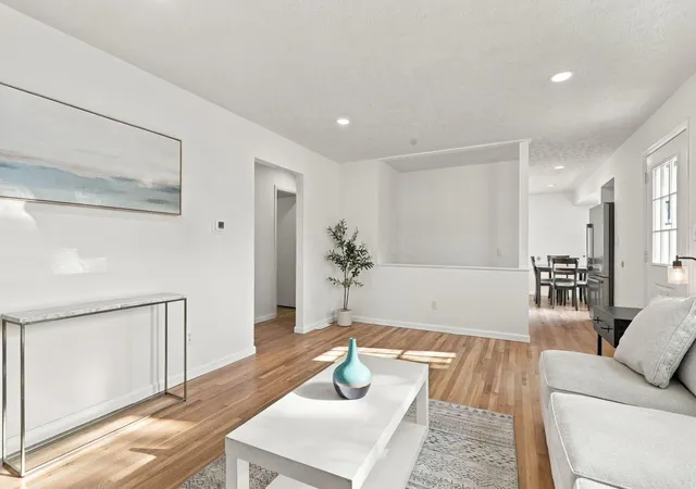 Photo 3 of Single family home for sale at 304 Amsterdam Ave, Columbus, OH 43207 | MLS# 226039164 | Listing updated on 2026-10-29