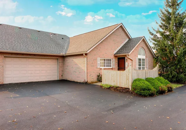 Listing Photo 2 - Condo for sale in building located at 1281 Amberlea Dr W, Columbus, OH 43230 - Unit #7