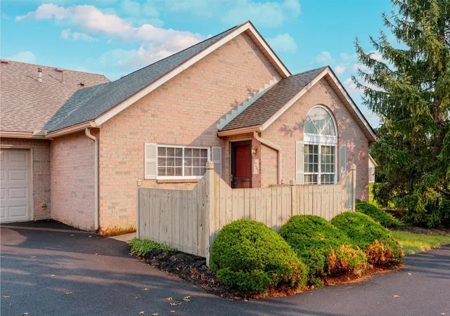 Listing Photo 1 - Condo for sale in building located at 1281 Amberlea Dr W, Columbus, OH 43230 - Unit #7