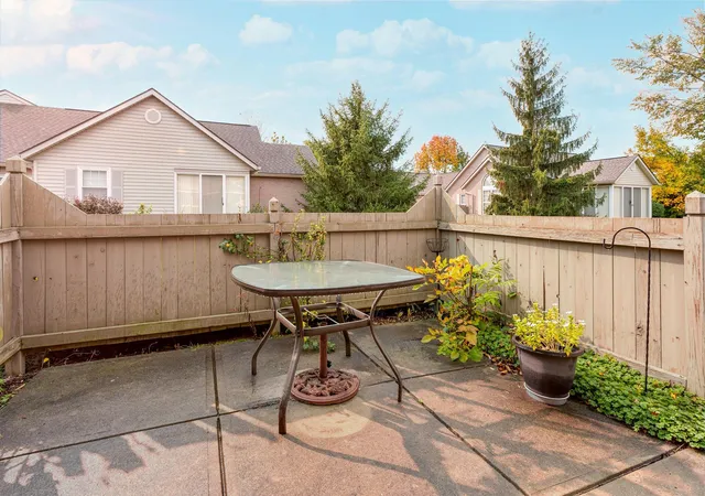 Listing Photo 5 - Condo for sale in building located at 1281 Amberlea Dr W, Columbus, OH 43230 - Unit #7