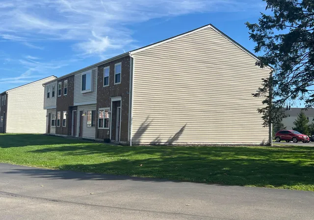 Photo 4 of Townhouse for sale at 1551-1557 Worthington Row Dr, Columbus, OH 43235 | MLS# 226039335 | Listing updated on 2026-10-16