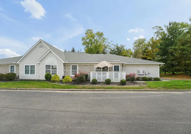 Listing Photo 2 - Condo for sale in building located at 185 Groveport Pike, Canal Winchester, OH 43110 - Unit #14D