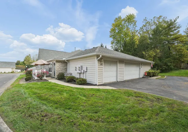 Listing Photo 4 - Condo for sale in building located at 185 Groveport Pike, Canal Winchester, OH 43110 - Unit #14D