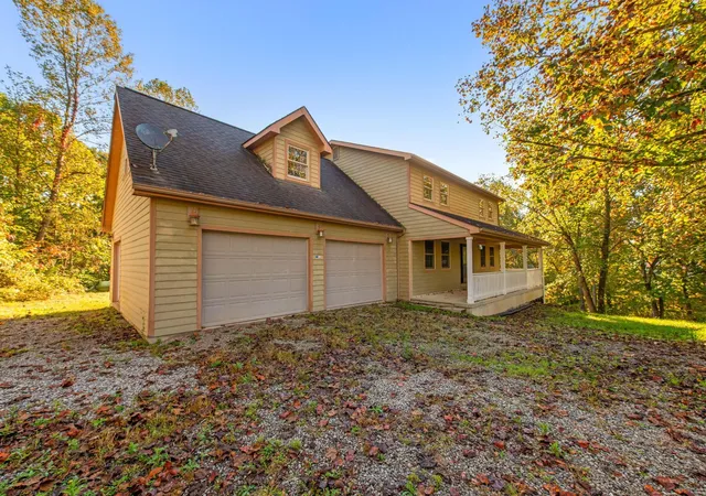 Photo 3 of Single family home for sale at 360 Savilla Dr, Waverly, OH 45690 | MLS# 226039132 | Listing updated on 2026-10-21