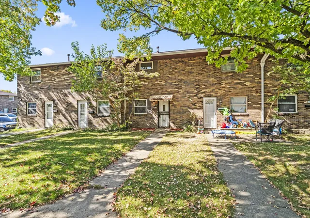 Listing Photo 2 - Condo for sale in building located at 2370 Woodbrook Cir S, Columbus, OH 43223 - Unit #Unit C