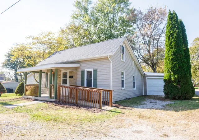 Photo 1 of Single family home for sale at 1 Vine St, Jeffersonville, OH 43128 | MLS# 226039175 | Listing updated on 2026-10-22