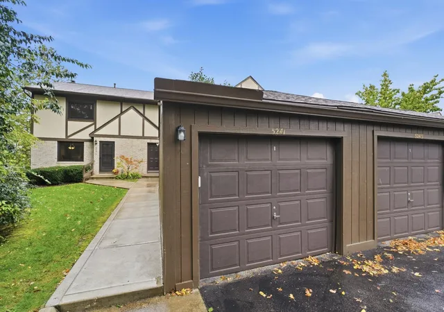 Listing Photo 2 - Condo for sale in building located at 5241 Wood Run Blvd, Columbus, OH 43220 - Unit #85