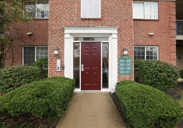 Listing Photo 3 - Condo for sale in building located at 1870 Berrancher Dr, Columbus, OH 43228