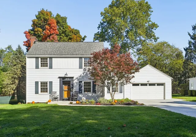 Photo 2 of Single family home for sale at 164 Charleston Ave, Columbus, OH 43214 | MLS# 226040127 | Listing updated on 2026-10-28