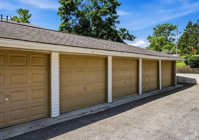 Listing Photo 2 - Condo for sale in building located at 1407 Missouri Ave, Delaware, OH 43015