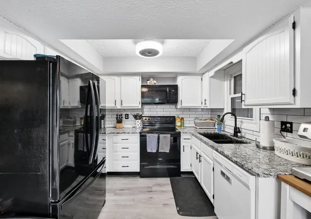 Listing Photo 1 - Condo for sale in building located at 1960 Drury Ln, Columbus, OH 43235