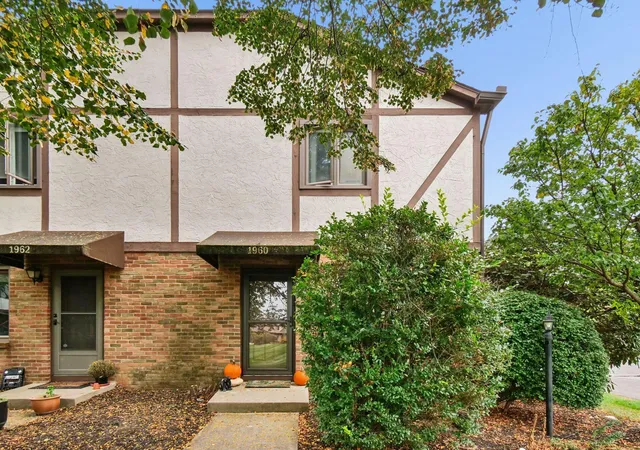 Photo 4 of Condo for sale at 1960 Drury Ln, Columbus, OH 43235 | MLS# 226039486 | Listing updated on 2026-10-28