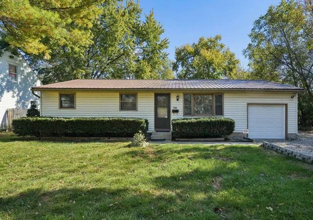 Photo 1 of Single family home for sale at 202 N Southampton Ave, Columbus, OH 43204 | MLS# 226040418 | Listing updated on 2026-10-30