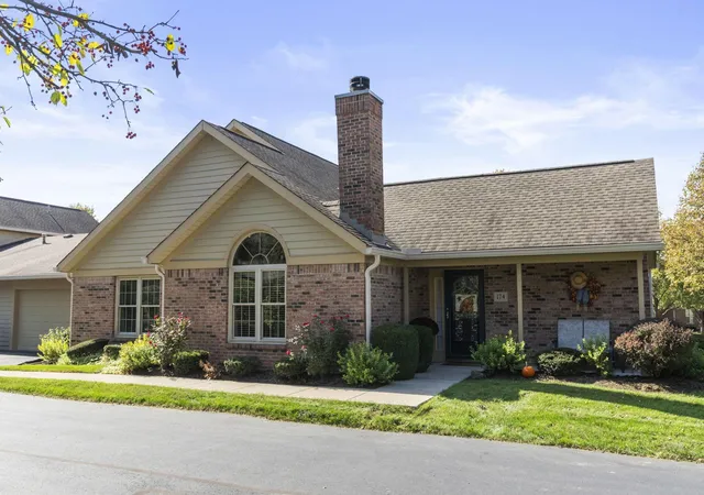 Listing Photo 1 - Condo for sale in building located at 174 Cameron Ridge Dr, Columbus, OH 43235 - Unit #