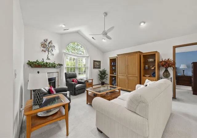 Listing Photo 4 - Condo for sale in building located at 174 Cameron Ridge Dr, Columbus, OH 43235