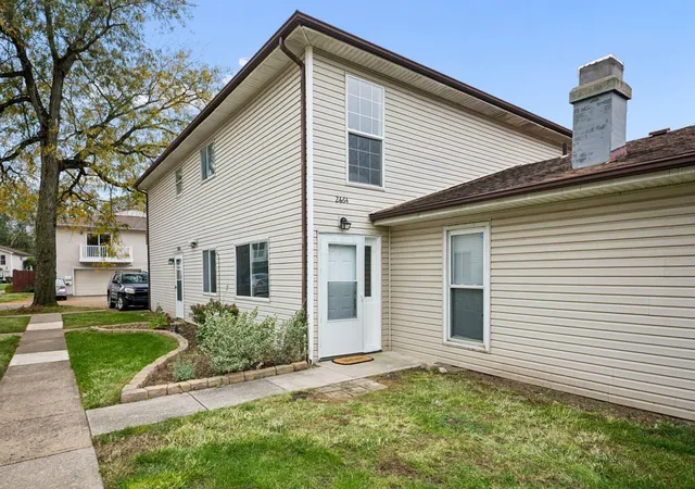 Listing Photo 2 - Condo for sale in building located at 2464 Natchez Dr, Columbus, OH 43209 - Unit #B
