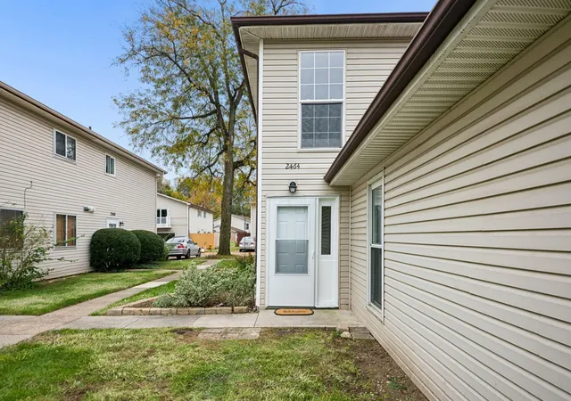 Listing Photo 1 - Condo for sale in building located at 2464 Natchez Dr, Columbus, OH 43209 - Unit #B
