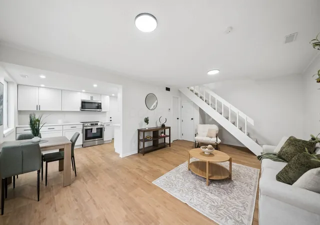 Listing Photo 4 - Condo for sale in building located at 2464 Natchez Dr, Columbus, OH 43209 - Unit #B