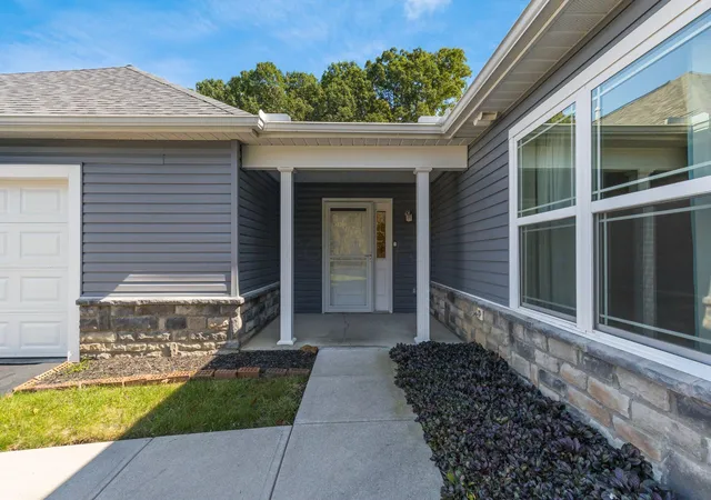 Listing Photo 2 - Condo for sale in building located at 1341 Epworth Forest Dr, Lancaster, OH 43130