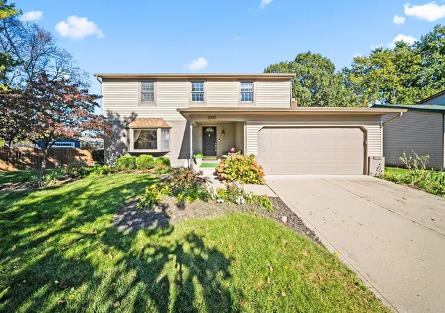 Photo 1 of Single family home for sale at 2000 Queensbridge Dr, Columbus, OH 43235 | MLS# 226039493 | Listing updated on 2026-10-23