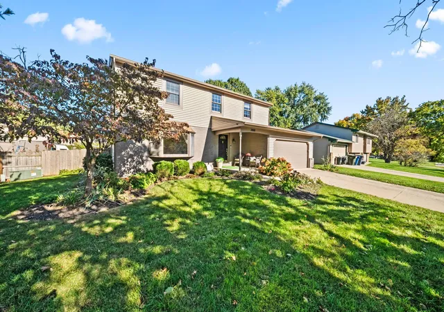 Photo 3 of Single family home for sale at 2000 Queensbridge Dr, Columbus, OH 43235 | MLS# 226039493 | Listing updated on 2026-10-23