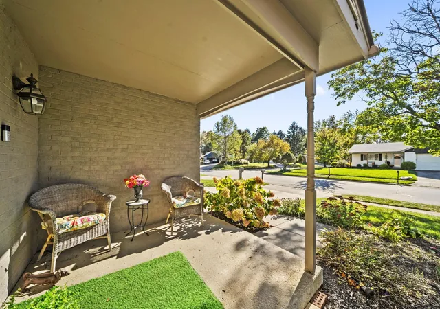 Photo 4 of Single family home for sale at 2000 Queensbridge Dr, Columbus, OH 43235 | MLS# 226039493 | Listing updated on 2026-10-23